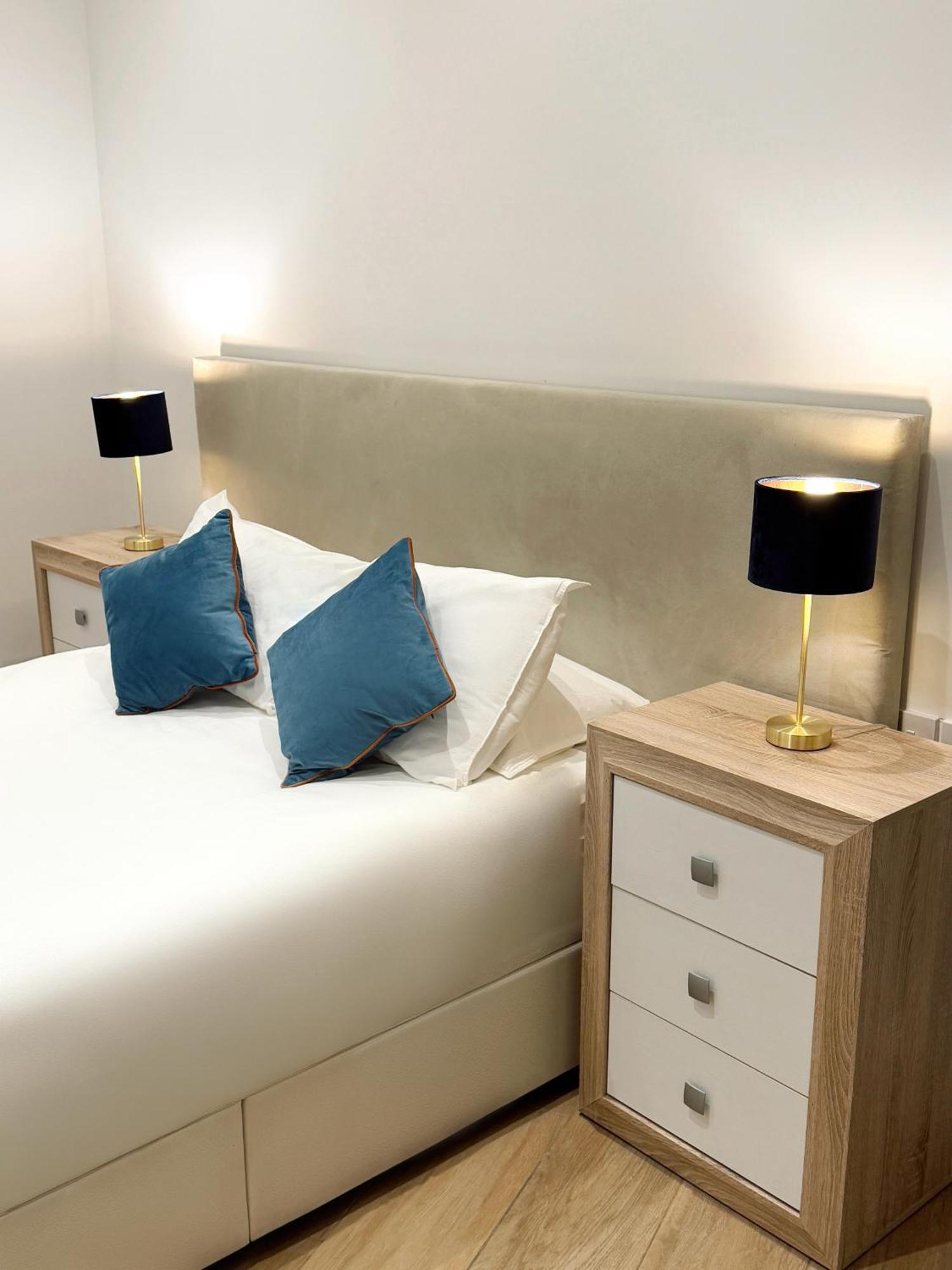 Modern City Centre Two Bedroom Windsor Apartment - Grand Central House Gibraltár Kültér fotó